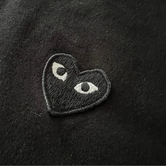 COMME DES GARÇONS PLAY Black Heart Patch Cropped T-Shirt in Black - Picture 5 of 7